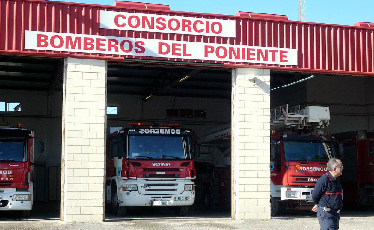 Sucesos en Almería | Evacuadas 40 personas por el incendio de un piso en Aguadulce en el que tuvo que ser atendida una mujer por inhalación de humo