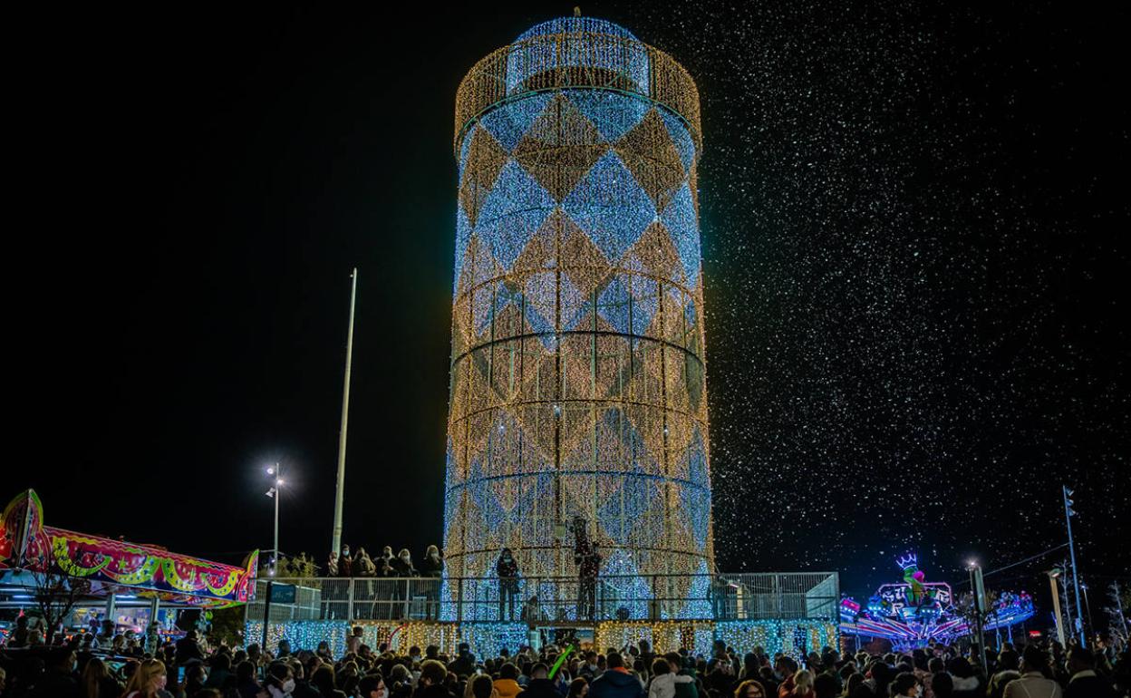 Un faro luminoso de 25 metros enciende la Navidad en Roquetas