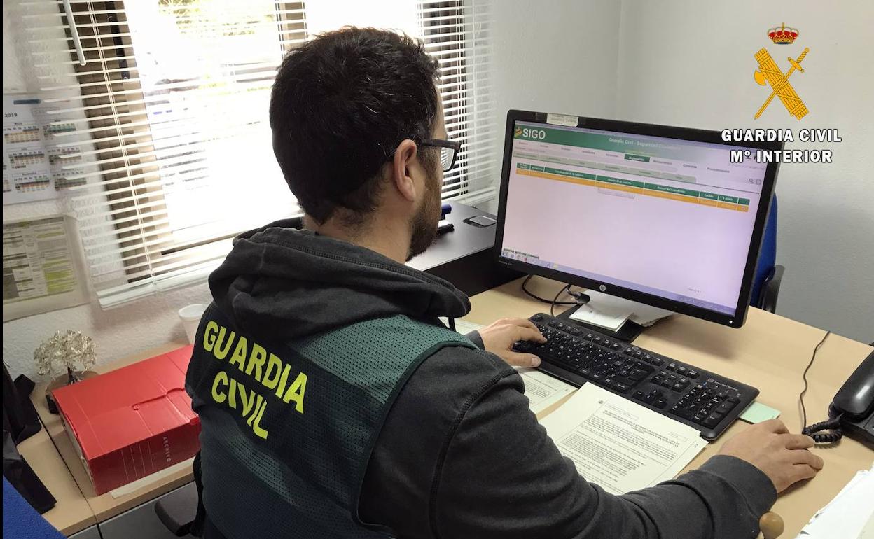 Sucesos en Almería | Detenido en Roquetas el acusado de sustraer el bolso a una empleada y comprar con sus tarjetas bancaras