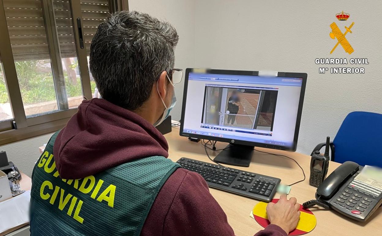 Detienen a la autora de 29 estafas de 'Halcash' en Roquetas de Mar