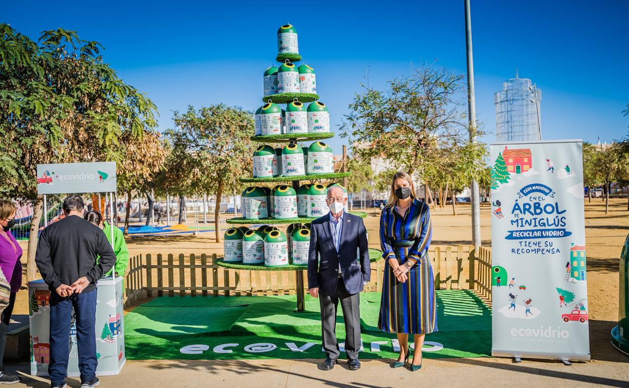 Un gran árbol de Navidad con iglús de vidrio fomenta el reciclado en el Little Park