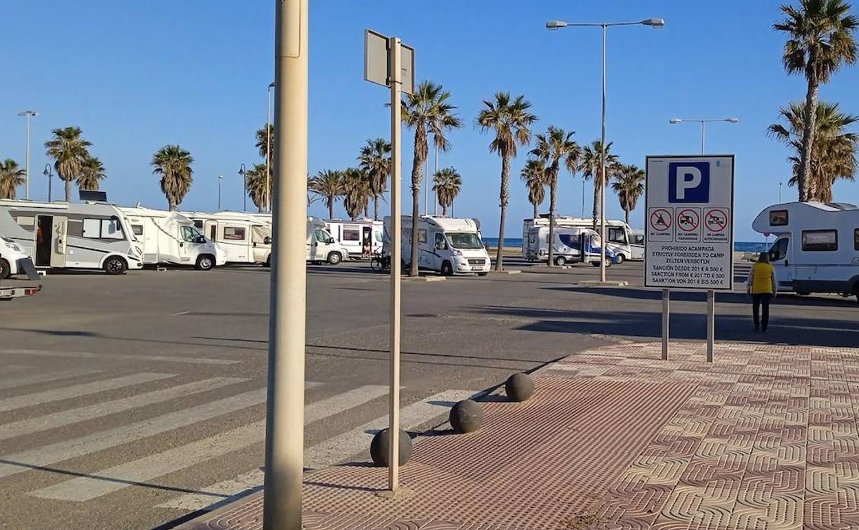 Autocaravanas en Playa Serena Sur este jueves. 