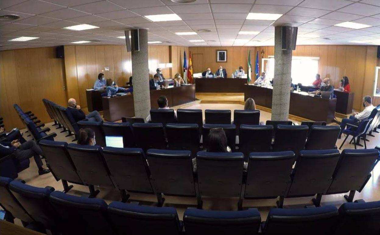 El PSOE acusa a Amat de «coartar la libertad de expresión» en los plenos con su «autoritarismo»
