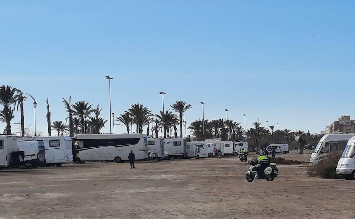 La amenaza de sanciones ahuyenta las caravanas de los 'camping' improvisados