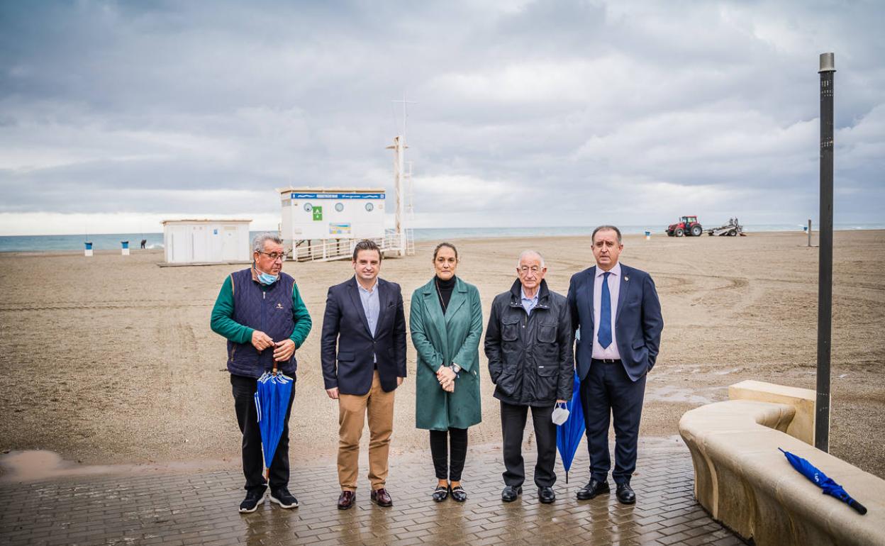 Roquetas regenera playas con la reutilización pionera de la arena recogida en las limpiezas