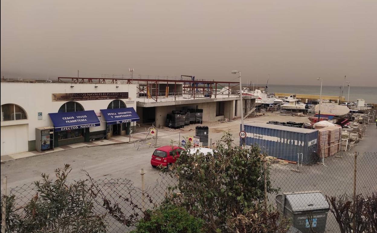 Estado actual de las obras de construcción de la futura lonja de Roquetas de Mar. 
