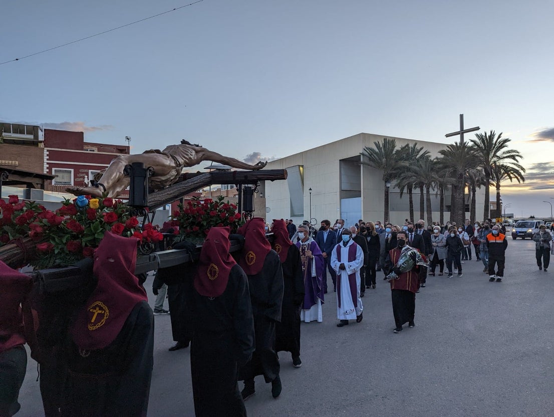 Fotos: El Cristo de la Expiración de Roquetas se echa a la calle