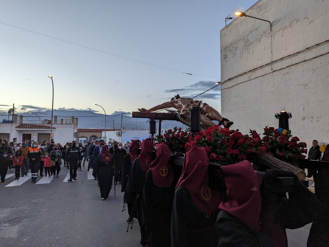 Fotos: El Cristo de la Expiración de Roquetas se echa a la calle