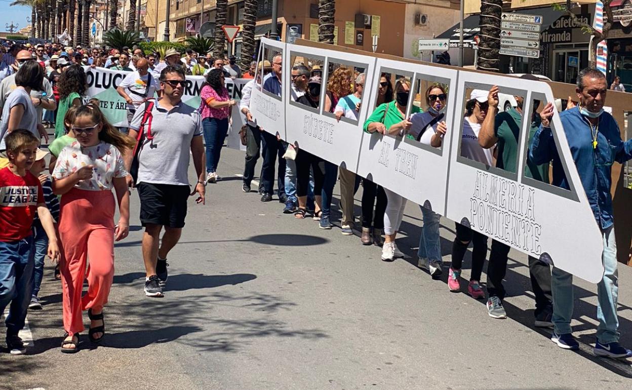 Más de un millar de personas exigen soluciones a la comunicación entre el Poniente y la capital