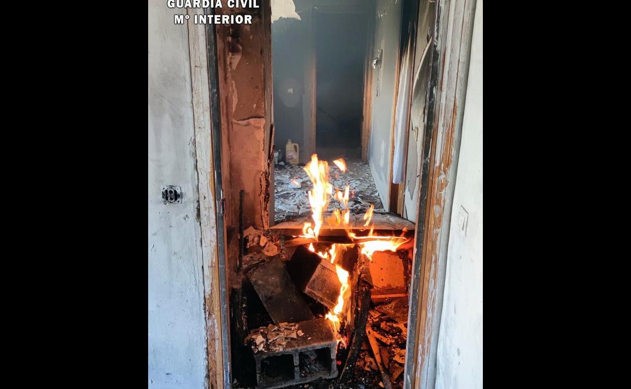 Así estaba la entrada al inmueble afectado por las llamas.