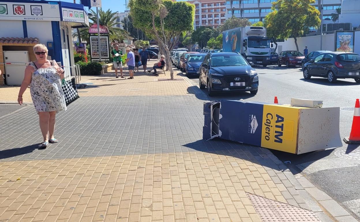 El cajero que han intentado robar estaba en la mañana de este viernes todavía en el suelo.