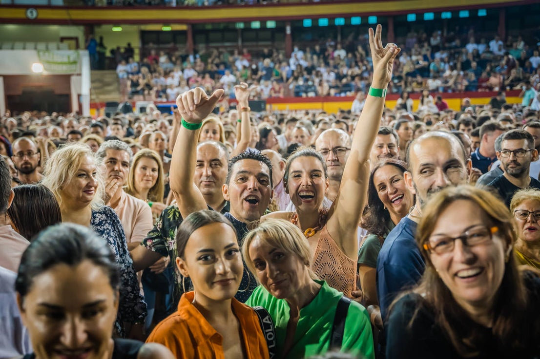 Fotos: Manolo García levanta la Plaza de Toros de Roquetas
