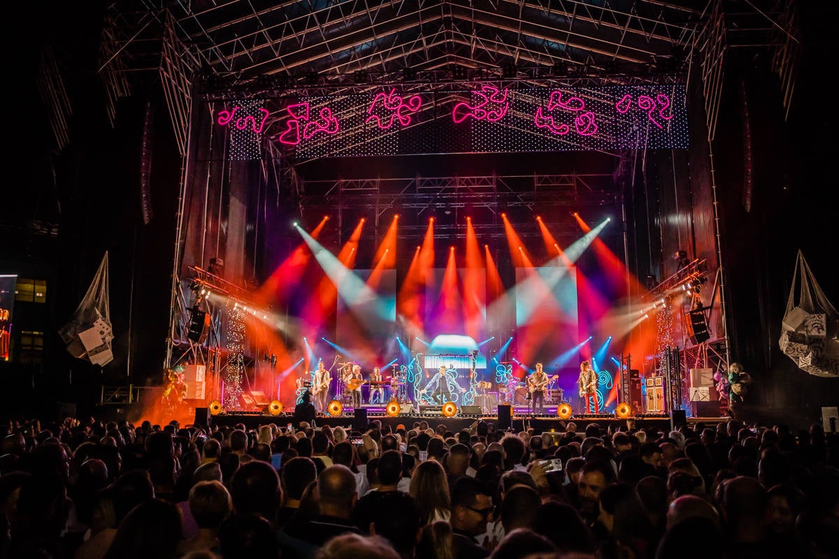 Fotos: Manolo García levanta la Plaza de Toros de Roquetas