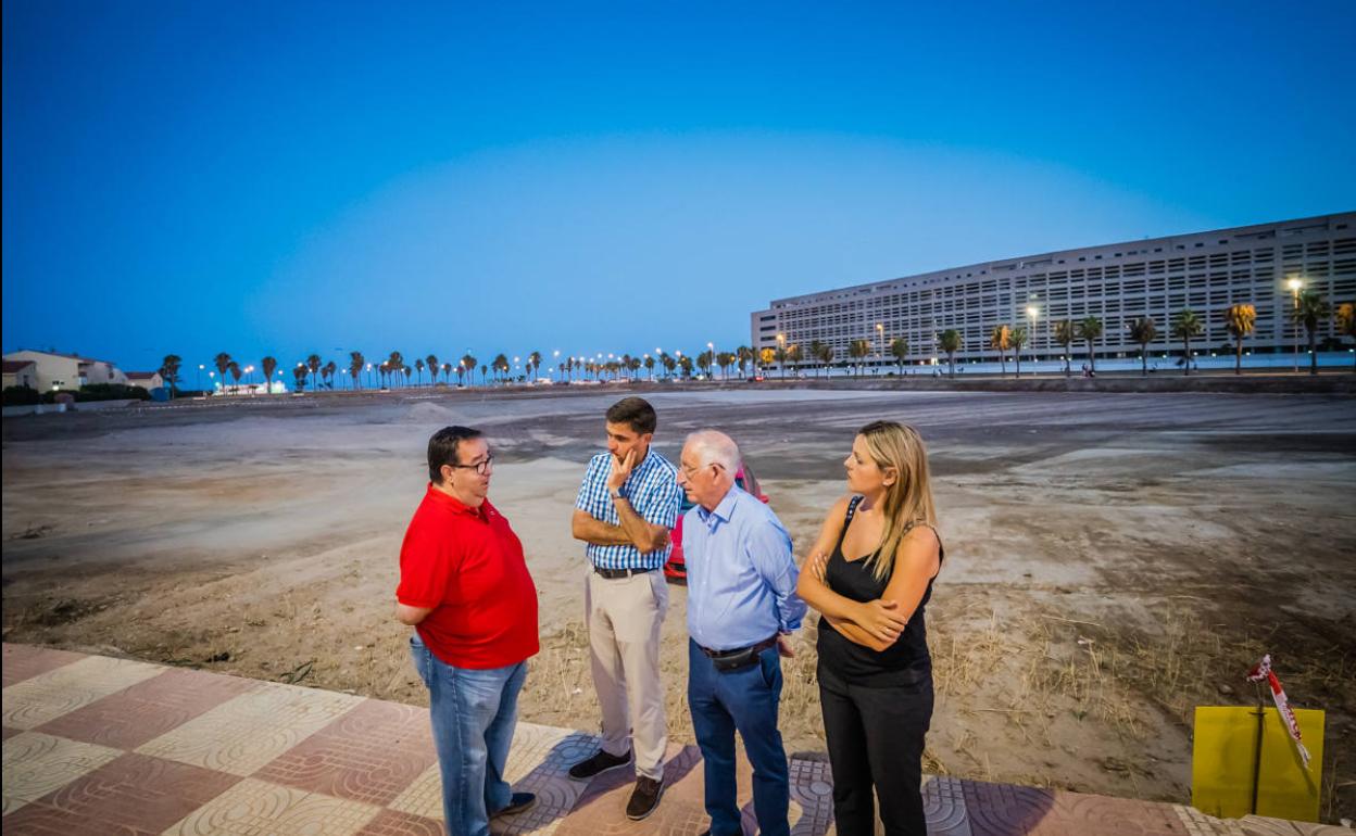 El Ayuntamiento habilitará un solar como aparcamientos provisionales en Playa Serena
