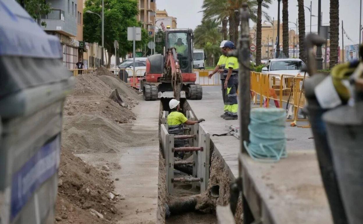 Obras en Aguadulce para la renovación de un colector de la red de saneamiento