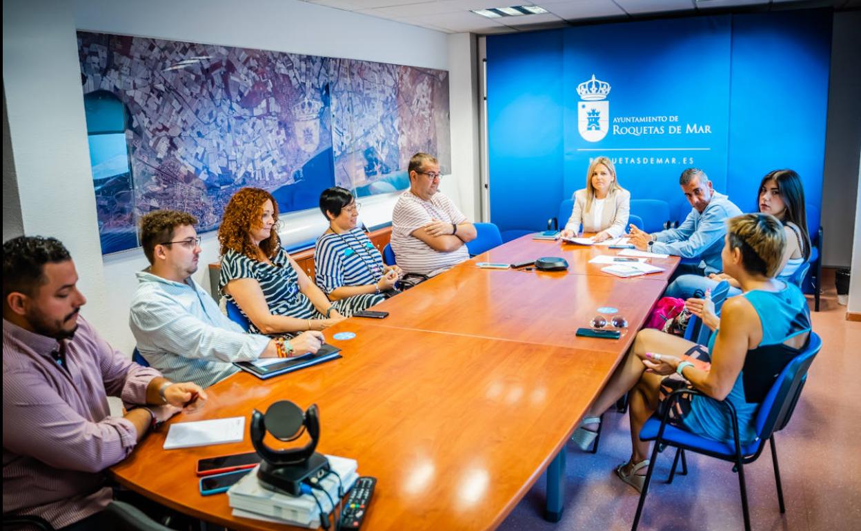 Roquetas recupera la Noche en Negro con pasacalles y animación para el viernes 28