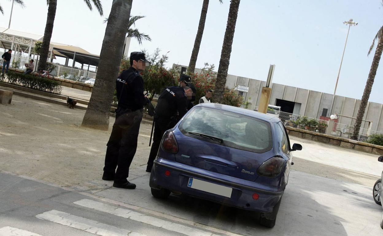 Condenado tras escapar en coche a «gran velocidad» con más de medio kilo de hachís en Roquetas