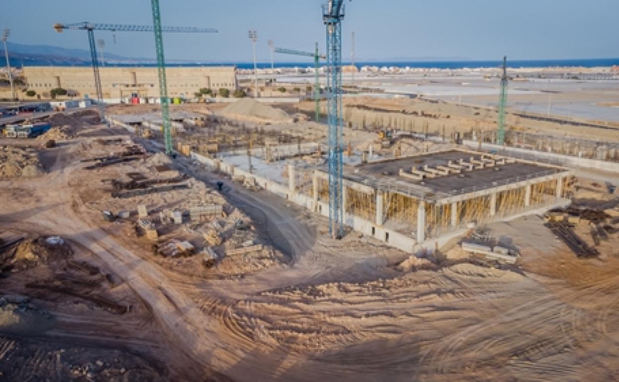 Los modificados paralizan parte de la obra del hospital de Roquetas pero la Junta asegura que estará para mayo