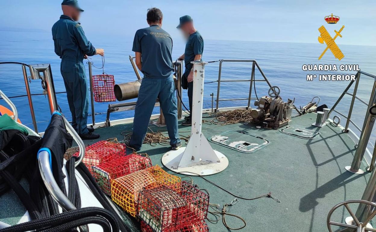 Sucesos en Almería | Una patrullera de la Guardia Civil intercepta 74 nasas para pesca furtiva en praderas de posidonia