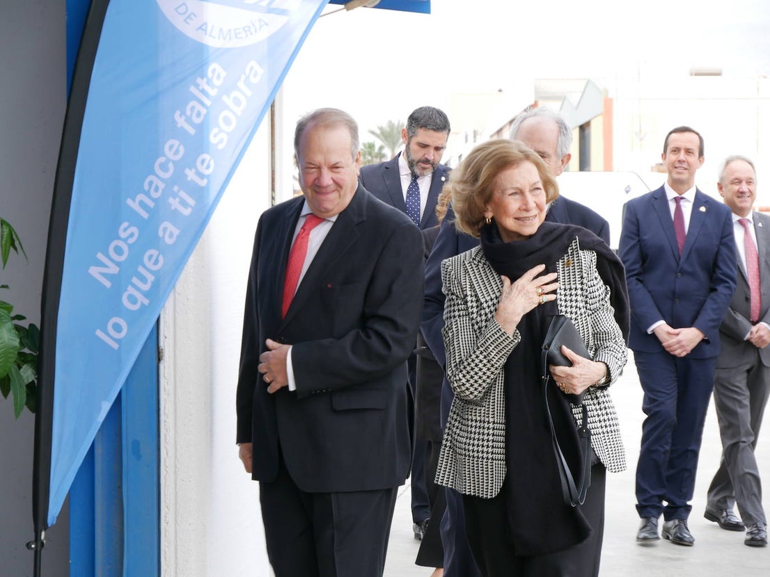 La reina Sofía visita el Banco de Alimentos en Roquetas