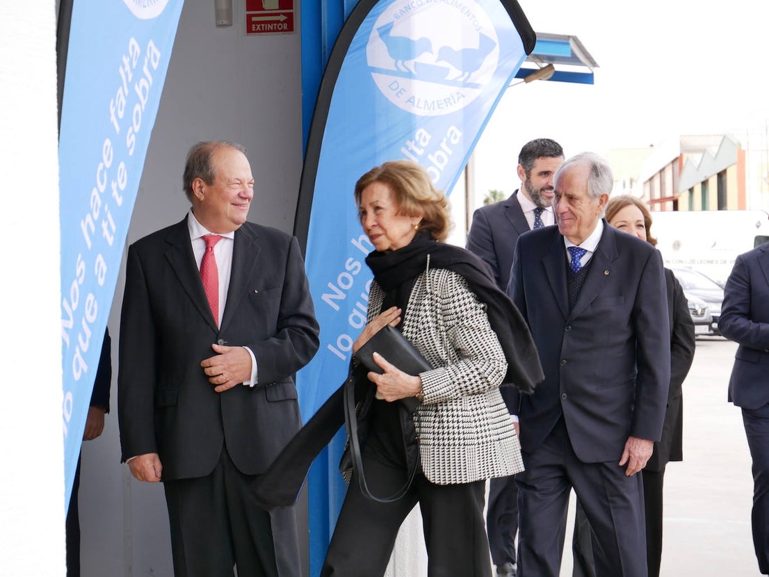 La reina Sofía visita el Banco de Alimentos en Roquetas