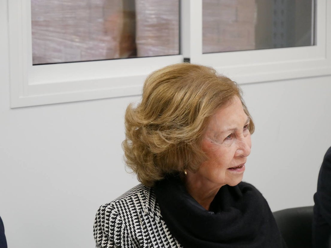 La reina Sofía visita el Banco de Alimentos en Roquetas