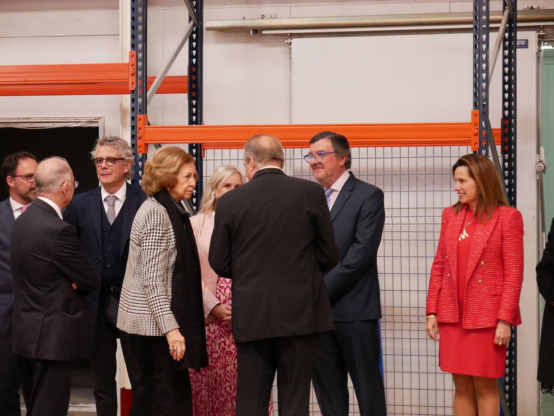 La reina Sofía visita el Banco de Alimentos en Roquetas