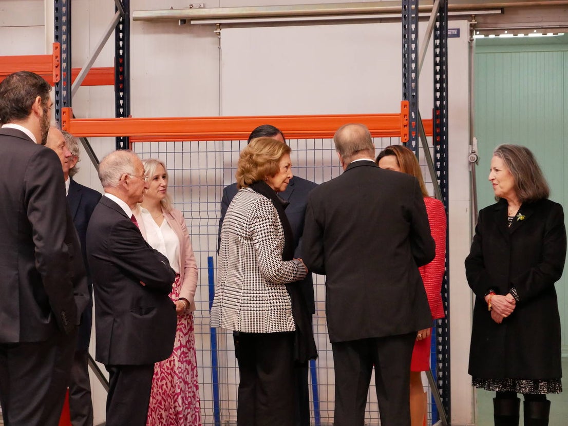 La reina Sofía visita el Banco de Alimentos en Roquetas