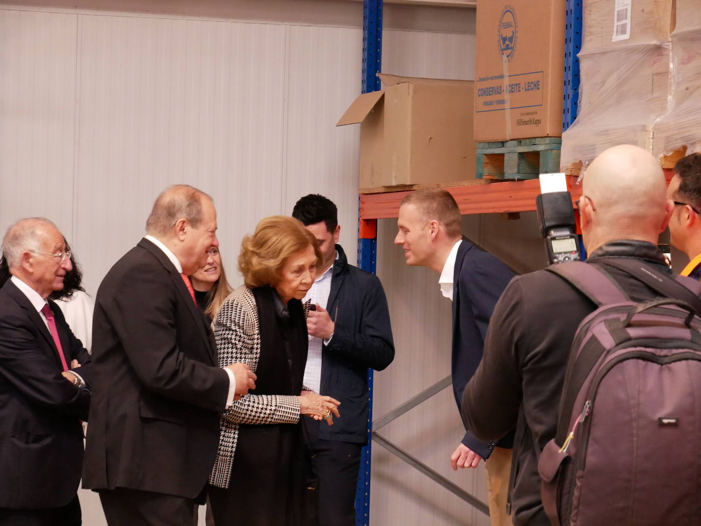 La reina Sofía visita el Banco de Alimentos en Roquetas