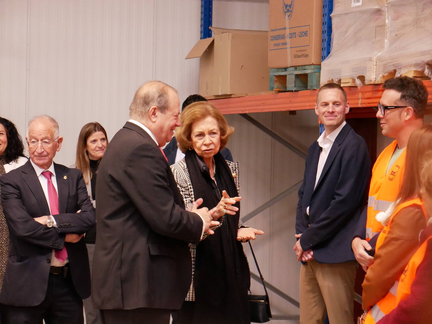 La reina Sofía visita el Banco de Alimentos en Roquetas