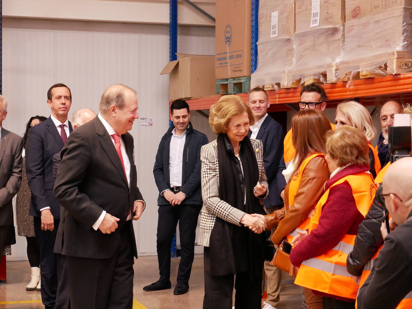 La reina Sofía visita el Banco de Alimentos en Roquetas