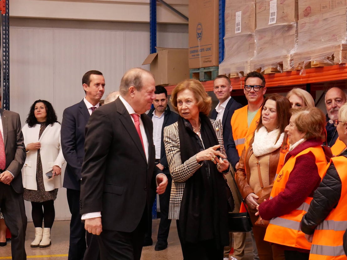 La reina Sofía visita el Banco de Alimentos en Roquetas