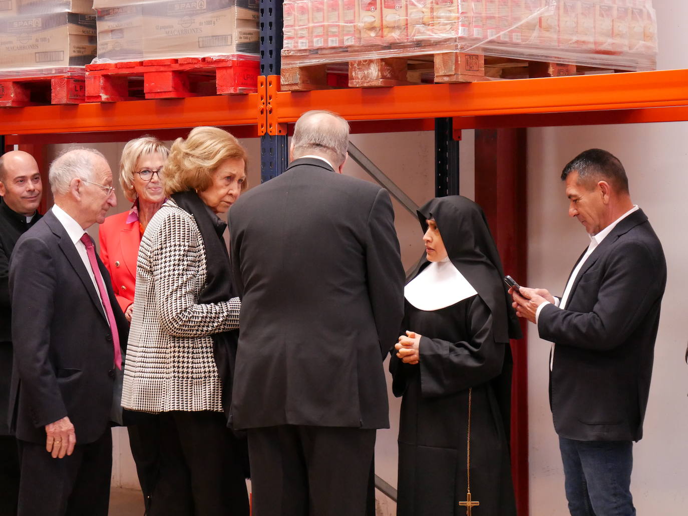 La reina Sofía visita el Banco de Alimentos en Roquetas