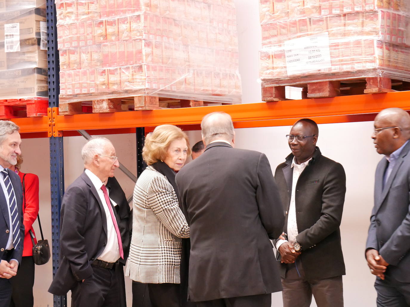 La reina Sofía visita el Banco de Alimentos en Roquetas