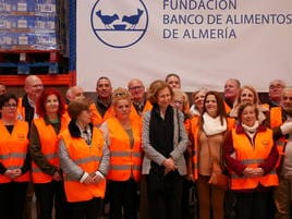 La reina Sofía visita el Banco de Alimentos en Roquetas