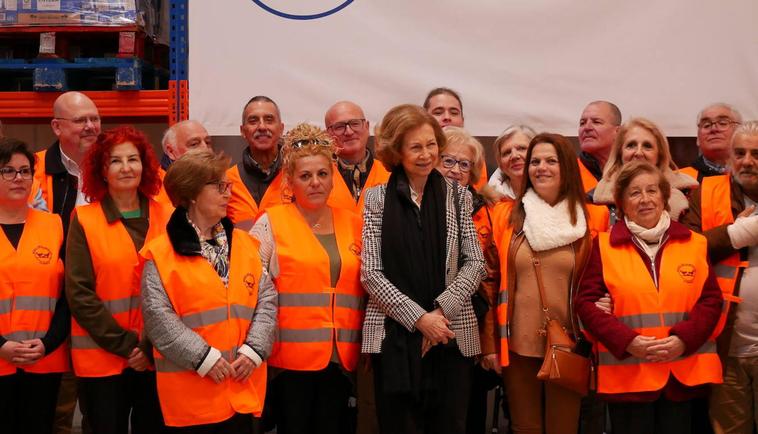 La reina Sofía visita el Banco de Alimentos en Roquetas