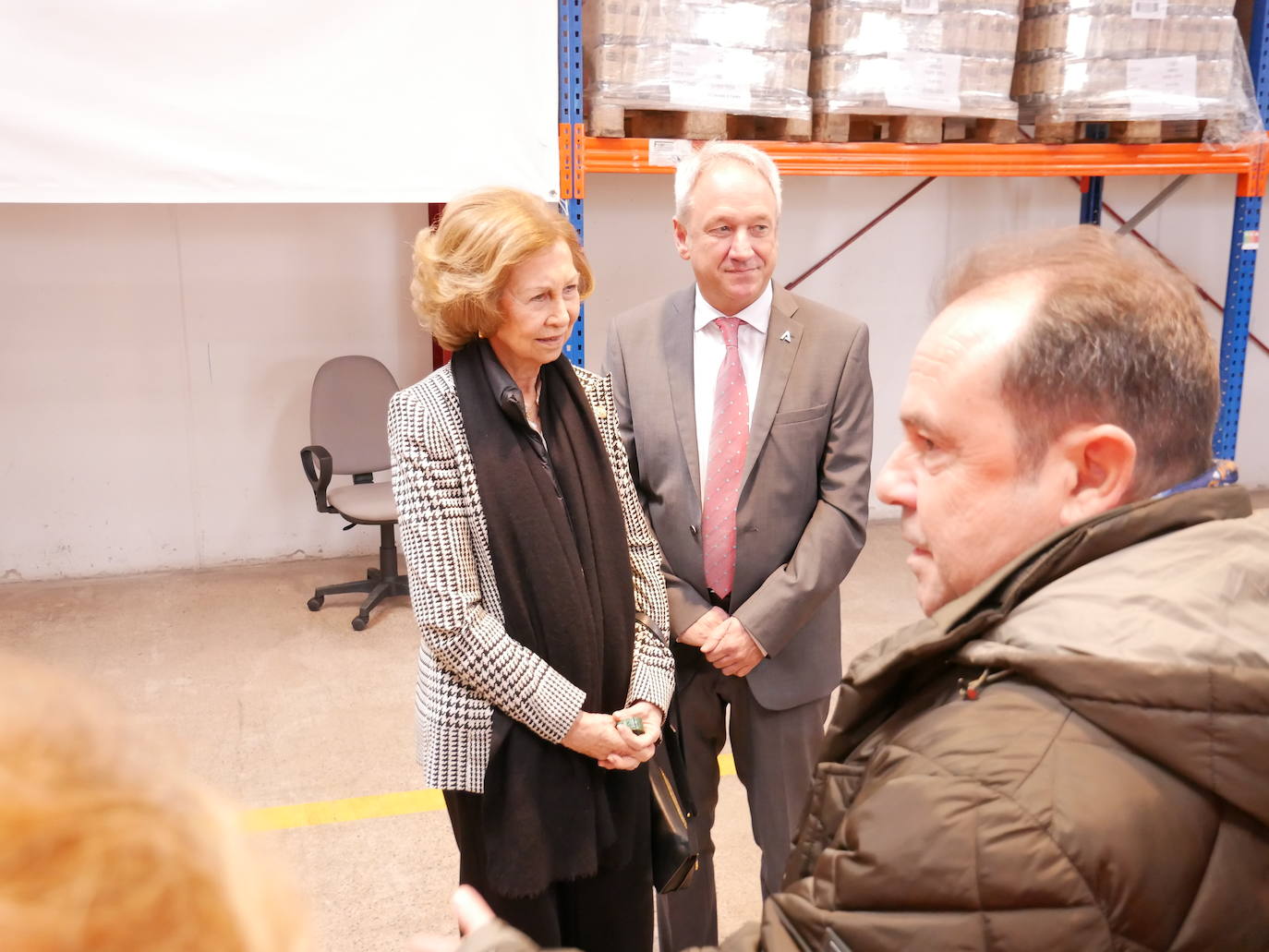 La reina Sofía visita el Banco de Alimentos en Roquetas