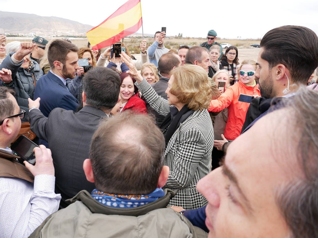 La reina Sofía visita el Banco de Alimentos en Roquetas