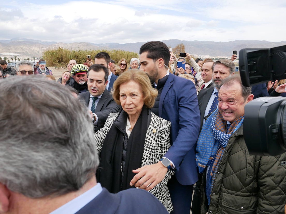 La reina Sofía visita el Banco de Alimentos en Roquetas