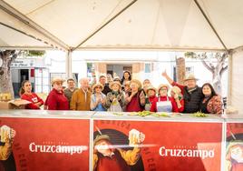 Multitudinarias migas por el Día de Andalucía en Roquetas