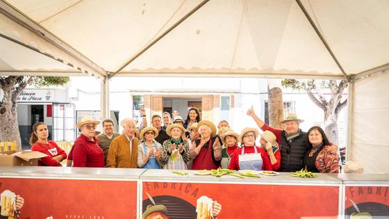 Multitudinarias migas por el Día de Andalucía en Roquetas