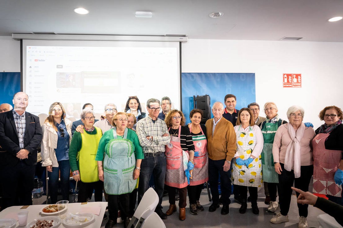 Multitudinarias migas por el Día de Andalucía en Roquetas