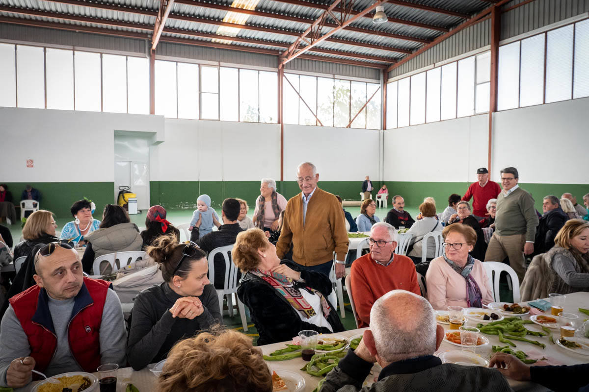 Multitudinarias migas por el Día de Andalucía en Roquetas