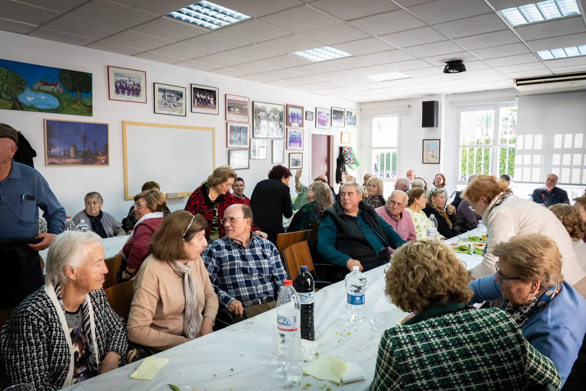 Multitudinarias migas por el Día de Andalucía en Roquetas