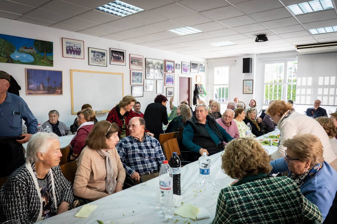 Multitudinarias migas por el Día de Andalucía en Roquetas