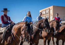 Así fue el tradicional paseo a caballo en Roquetas por el Día de Andalucía