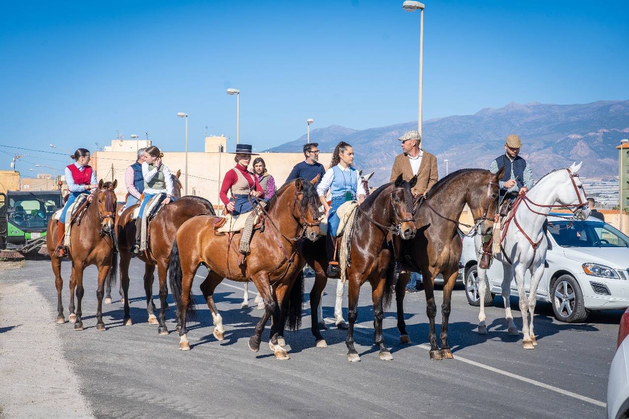 Así fue el tradicional paseo a caballo en Roquetas por el Día de Andalucía