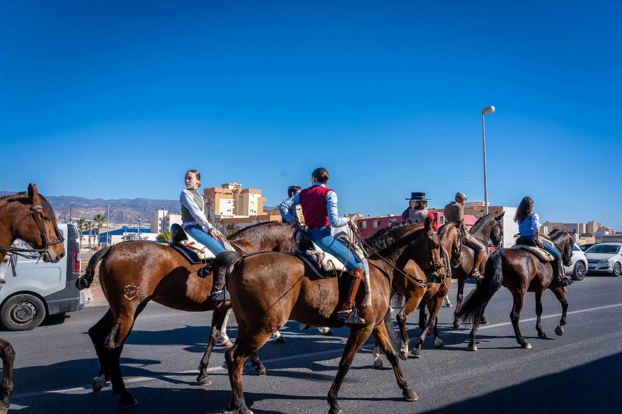 Así fue el tradicional paseo a caballo en Roquetas por el Día de Andalucía