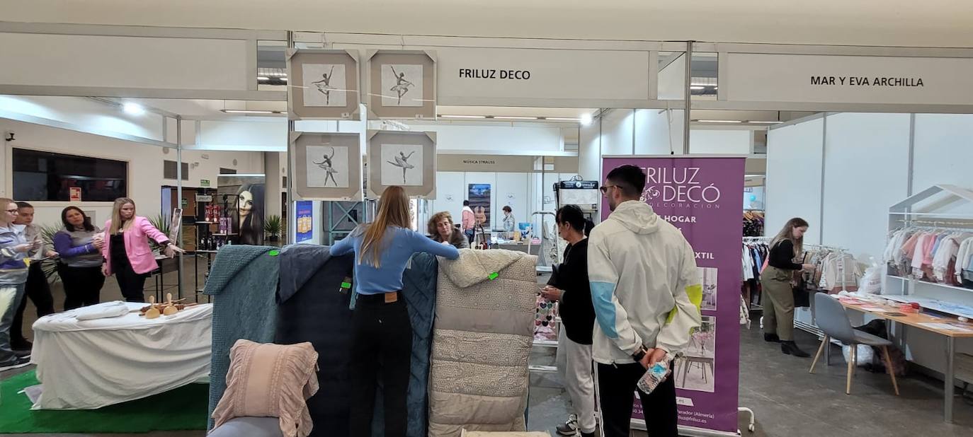 Así es la Feria Outlet del comercio local de Roquetas