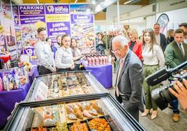 Productos a precios de saldo en la primera Feria Outlet del comercio local de Roquetas